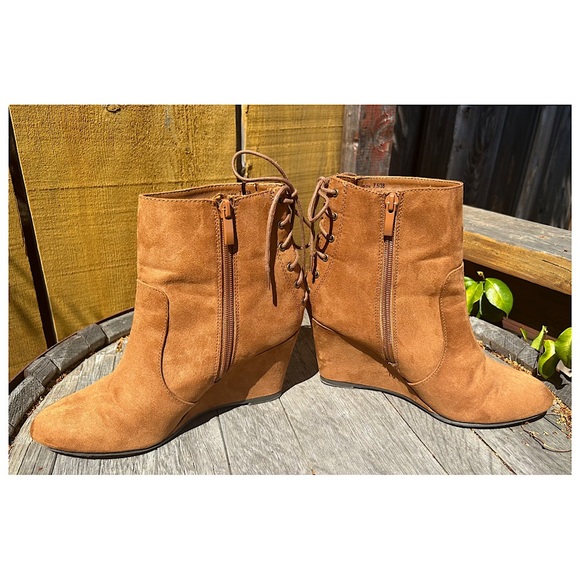 Sz 7.5 CL by Laundry wedge boots - Picture 2 of 6